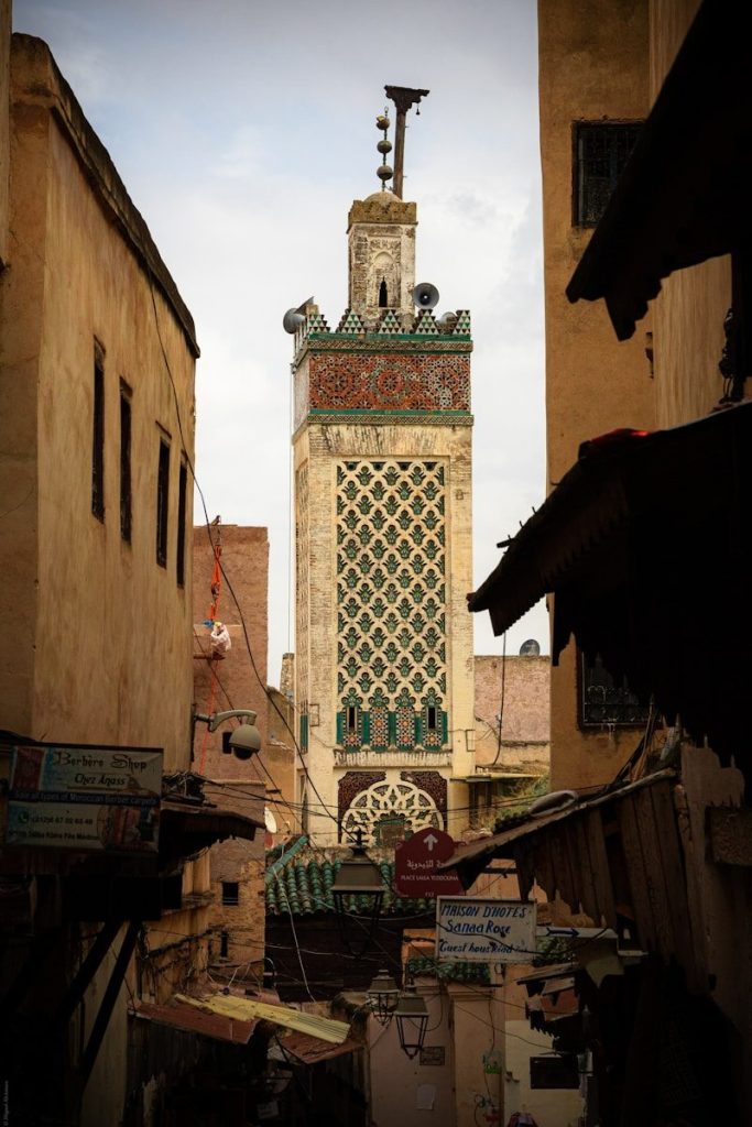 Un'alta torre che svetta su una città piena di edifici