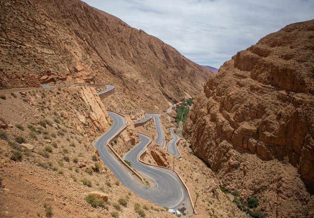 Una strada tortuosa in mezzo al deserto