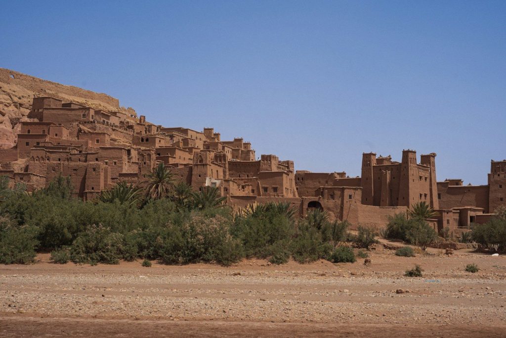 Antico villaggio di mattoni di fango immerso in un paesaggio desertico.