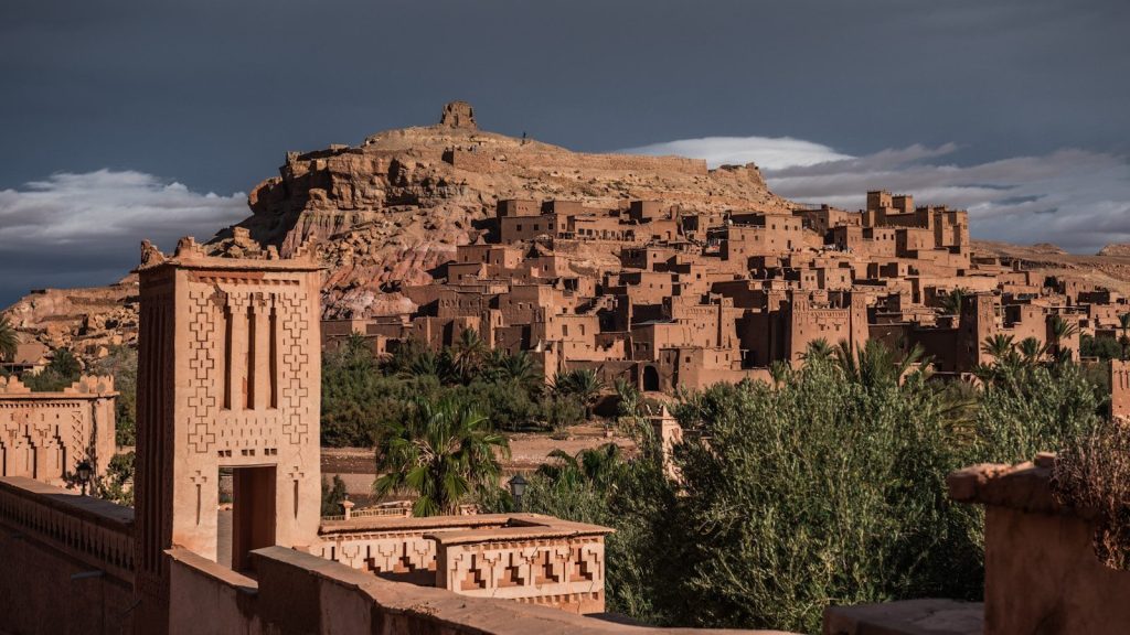 Una veduta di un villaggio nel deserto