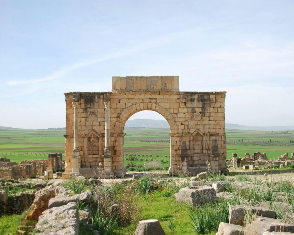 Un arco di pietra in mezzo a un campo