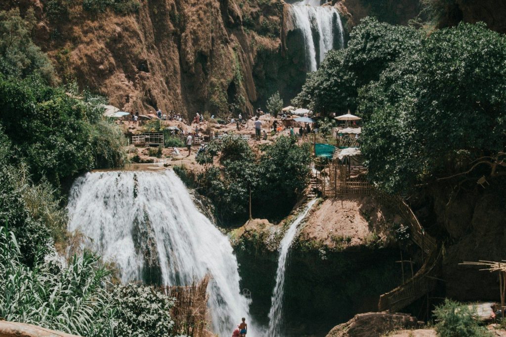 foto di paesaggio con cascate