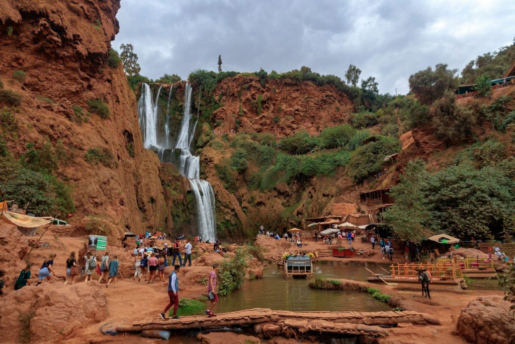 persone che camminano e si fermano vicino alle cascate