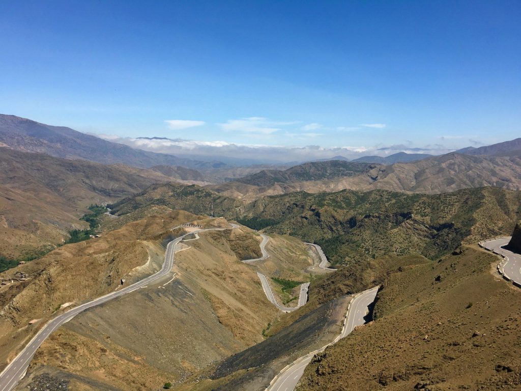 vista aerea di montagna e strada
