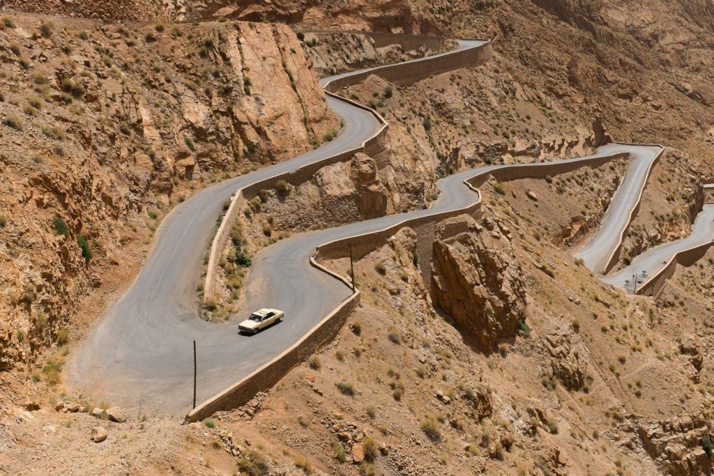auto bianca su strada tortuosa