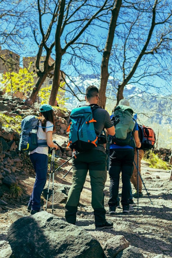un gruppo di escursionisti che percorrono un sentiero roccioso